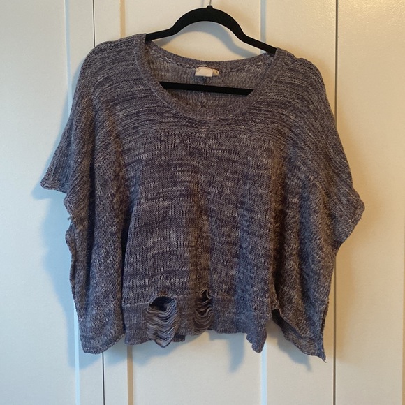 ✨ANY 2 FOR 15 ANY 3 FOR 20✨ Blue Distressed Batwing Sweater - Picture 2 of 9